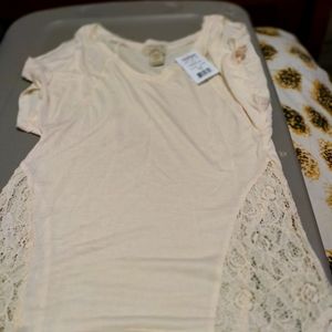 Nice cute shirt lace down the sides size extra small..